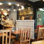 TAVERN Corner - 店内　奥にオープンキッチンとパンビュッフェ