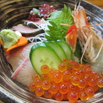 イクラ・ヒラス・鰹のタタキ・鯛・サーモン・活き海老が乗り、大葉・キュウリ・ワサビが添えられています♪