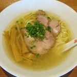 ストライプ ヌードルズ - 沖縄式塩らーめんのアップ