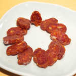 キュルノンチュエ - プロヴァンス風乾燥ソーセージ。ドライトマト入り、全体的に赤みを帯びている