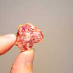 キュルノンチュエ - チョリソ。噛み締めるたびに旨味があふれ出し、黒コショウの風味が後を引く