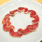 白かび熟成の乾燥ソーセージ。カマンベールチーズの香りをまとったサラミ、という感じ