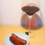 キュルノンチュエ - 赤ワインを抜栓。今夜の晩酌、この二品だけで十分すぎる贅沢です！