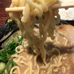 博多とんこつ 天神旗 - 極太縮れ麺は麺の拾いがかなりよく、麺自体もしっかりした風味がある(*^o^*)