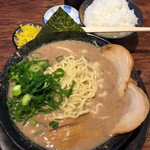 博多とんこつ 天神旗 - 極老とんこつ（極太縮れ麺）にんにくトッピング ごはんセットd(^_^o)