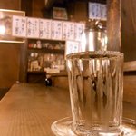 源氏 - 日本酒グラスと店内風景