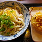 丸亀製麺 - ぶっかけ（大）と野菜掻揚げ