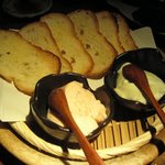 円らく 所沢荘 - 大葉と明太のチーズディップ、ガーリックトースト