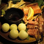 円らく 所沢荘 - 七輪で焼く「エリンギ、鮭とばハラス、霜降りハラミ、ペコ玉」