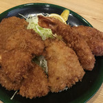 とんかつ春 - 娘のスペシャル定食・メインのみ。ヒレカツ3枚、クリームコロッケ、エビフライ、キスフライ。豪華。