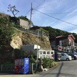 義経庵 - 境内の右手を山の上へ