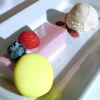 Fish Bank TOKYO - レイトランチセット<平日限定> 1649円 のブルーベリーチーズケーキ ヨーグルトソルベ マカロン添え