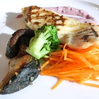 Fish Bank TOKYO - レイトランチセット<平日限定> 1649円 の大山鶏胸肉グルル 赤ワインのムースリーヌソース