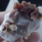 小倉屋 - 豆大福は餅のコシが強く、餡は甘みよりも塩気が効いた一品で非常に美味しいです。