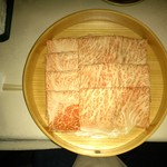 瀬里奈 - 　鹿児島県産の特撰牛Ａ５サーロインのしゃぶしゃぶ肉です。9月にいただいた太田牛のサーロインのしゃぶしゃぶ肉に匹敵する霜降り具合です。