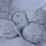 小倉屋 - 小倉屋の豆大福は、トッピングの赤えんどう豆の存在感が大きな一品で