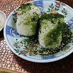 あづまラーメン - おにぎり一皿(170円 税込)　注文を受けてから握ってくれました。