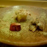 ［2015/11］酒肴② 子持ち昆布・浅利のしぐれ煮・鱈子の炙り：スモークされたかのような鱈子が美味。