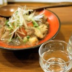 土と青 - 牛筋、トマトとお酒