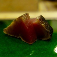 鮨駒 - ［2015/11］酒肴③ 鰹のたたき：戻り鰹を自家製で。