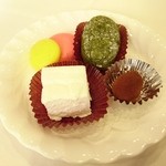 コート ル・ヴァン - ランチコースの最後に飲み物とともに出てくる仏風小菓子