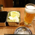 串かつとお酒 でんがな - 串かつ でんがな 町田店 生ビール（458円） キャベツ ソース