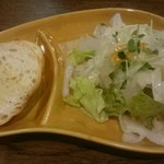 バニヤン - ディナーセットのバゲット＆サラダ