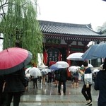 yagemborishichimitougarashihompo - 雷門は雨だけれど店舗はアーケードなので雨に濡れる心配無し