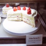 注文は、紅茶と一緒にケーキも！
          ウインドウに並んでいるケーキの中から選ぶようになっていて、
          ボキはこちらのワイルドストロベリー。
          