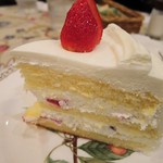 カンタベリーティーハウス - いちごケーキはクリームがすごくあっさりしてるよ。
      甘さ控えめなクリームにスポンジもしっとりしてて、
      美味しいです。