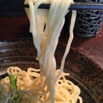 麺や　すする - 三河屋製麺の多加水中太麺。