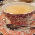 カンタベリーティーハウス - とてもきれいなティーカップだね～
紅茶専門店でロイヤル・ミルク・ティーを頼むと、
ボウルサイズの大きなカップで出て来るお店が多いけど、
こちらも大きなカップになみなみと注がれた紅茶が嬉しいです。