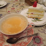 カンタベリーティーハウス - そんなに待つことなく注文したものが運ばれてきたよ。
      紅茶専門店だけあって紅茶の種類が多く、
      どれも美味しそうだったけど
      ボキが注文したのは、ロイヤル・ミルク・ティー。