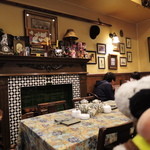 カンタベリーティーハウス - 壁紙や飾ってある絵、調度品、食器・・・
      どこを見てもイギリスのアンティークな雰囲気で
      いい感じです。
      
      ちびつぬ「暖炉も素敵ね～♪」