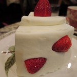 カンタベリーティーハウス - さらにこちらのいちごケーキのすごいところは、
      ケーキの背中(？)にもいちごがトッピングされているところ。
      てっぺんにのってるいちごも半分に切ってくれてて
      食べやすく、細かいところに気遣いが伺えるね。