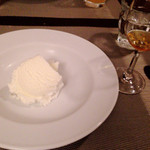レストラン 花水 - ロレーヌ岩塩のミルクジェラート アマレット添え (4000円コース)