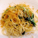 レストラン 花水 - イタリア産ボッタルガとほうれん草のガーリック