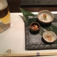 美神鶏 - お通しと最初の生ビール　スーパードライ