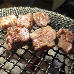 満味 - 数量限定 やんばる豚厚切り舌一頭分を焼いてます