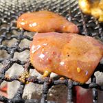 満味 - ホルモンを焼いてます