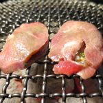 満味 - ネギ豚舌を焼いてます