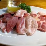 満味 - やんばる島豚肉盛り合わせのアップ