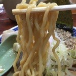 栄勝軒 - 中加水の中太麺。