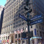 Starbucks - 7番街を挟んだ斜め向かいにはアフィーニア マンハッタンNYC ホテルがあります。(2015年10月)