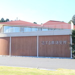 店舗正面より、初見だと何コレ!?