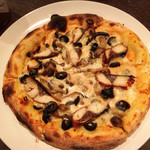 カネ保水産 - スモークしたサバと茸のピッツァ