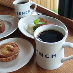 BENCH coffee - ６月　ラムケーキ、ガトーショコラ、プラムのタルト