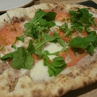 オービカ モッツァレラバー 横浜店 - 生ハムのペーストにモッツァレラチーズとトマトのピッツァ