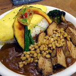 アプランティ - オムデミポカレー930円、炙り角煮＋270円、納豆＋100円