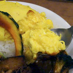 アプランティ - オムデミポカレー930円、炙り角煮＋270円、納豆＋100円